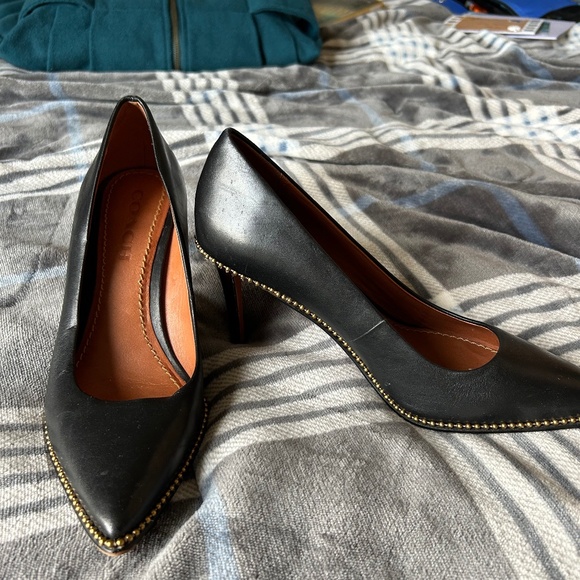 Coach women's pump with beadchain - Picture 2 of 11